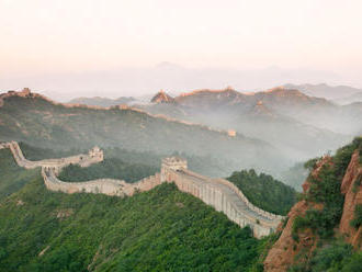 V Číne kameň po kameni opravujú Veľký múr