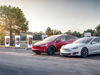 Tesla: Modernizácia Modelu S a Modelu X sa odkladá. Akcie opäť padajú
