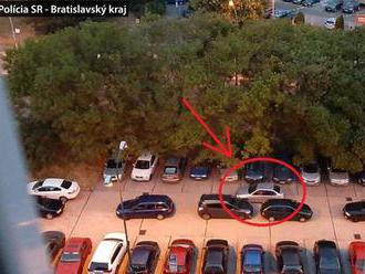 Praskli mu v Bratislave na plnom parkovisku nervy? Bláznivý vodič poškodil 8 áut!