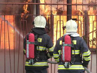 Na Žabom majeri v Rači horí porast, na mieste sú desiatky hasičov