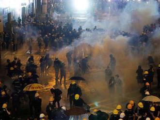 Pokračujúca vlna demonštrácií v Hongkongu si vyžiadala desiatky zranených