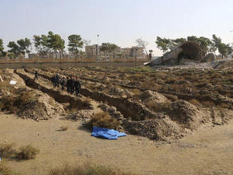 Ohavný čin! Z masového hrobu v Sýrii vytiahli už viac ako 300 tiel