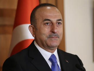 Turecký minister Čavušoglu: Ak USA zavedú sankcie za nákup S-400, prijmeme protiopatrenia