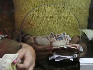 Blesková výmena: Zbaviť sa starých bankoviek má byť problém
