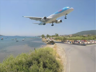 Adrenalín na gréckom ostrove: VIDEO Lietadlá turistov míňajú len o pár metrov
