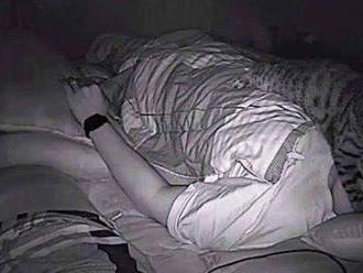 Mladík si dal do izby kameru, aby zistil, prečo má problémy so spánkom: To, čo zistil, je bizarné