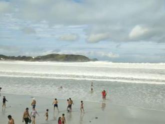Ľudia relaxovali na pláži, keď vtom udrela nečakaná hrozba na VIDEU: Nikto si ju nevšimol!
