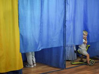 Konečné výsledky ukrajinských volieb potvrdili výrazné víťazstvo strany prezidenta Zelenského