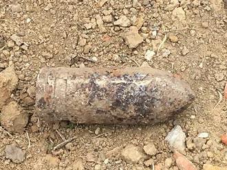 Foto: Na hospodárskom dvore v Dojči našli protipancierový delostrelecký granát z 2. svetovej vojny