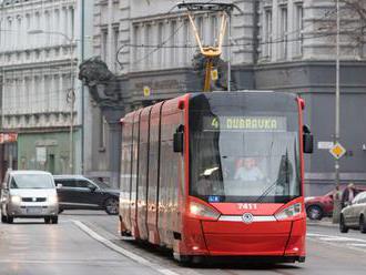 Dopravnú nehodu na Račianskej ulici v Bratislave už odstránili, obnovili aj premávku električiek