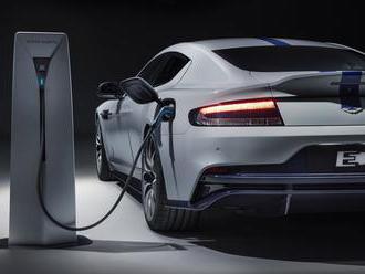 Súčasná elektromobilita viac škodí ako prospieva, tvrdí šéf Aston Martinu