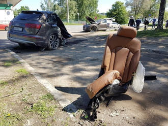 Šialená nehoda Audi Q7 v Rusku. Veľké SUV rozsekol na polovice a odkráčal...
