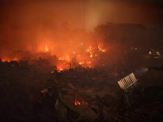 Video: Obrovský požiar zničil slum v Dháke, o strechu nad hlavou prišlo 50-tisíc ľudí