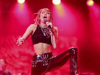 Miley Cyrus zverejnila prvý singel po rozchode s manželom, v texte je viacero odkazov na koniec ich 