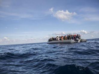Pobrežná stráž v Stredozemnom mori zadžala desiatky migrantov mieriacich do Európy