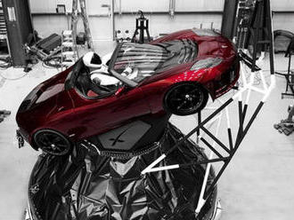 Tesla Roadster se Starmanem za volantem poprvé obletěl Slunce