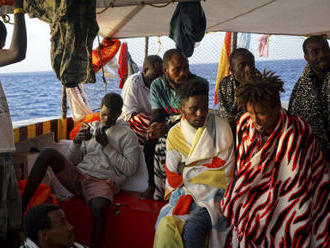 Migranti z lodi Open Arms se vylodili na ostrově Lampedusa