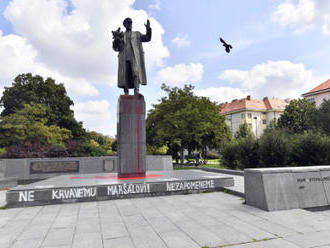 Dejvickou sochu maršála Koněva dnes čistilo několik lidí