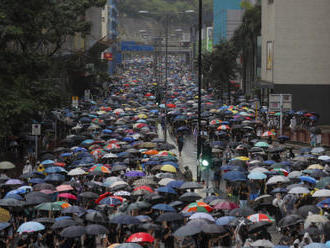 V Hongkongu protestují desítky tisíc lidí, jsou střety s policií