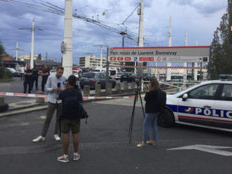 Útočník ve Francii zabil jednu osobu, dalších devět zranil