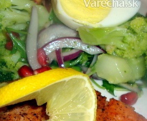Recept: Brokolicový šalát s plátkom lososa  