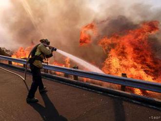 Francúzski hasiči zastavili požiar, ktorý za 2 dni spálil 900 hektárov