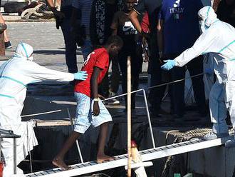 Itálie povolila vylodění nezletilých migrantů na Lampeduse, dospělí na lodi zůstávají - Aktuálně.cz