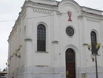 Památkově chráněné synagoze opraví střechu, časem i liturgické nápisy a výmalbu