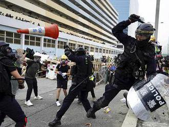 Další vlna protestů v Hongkongu. Demonstranti se střetli s policií