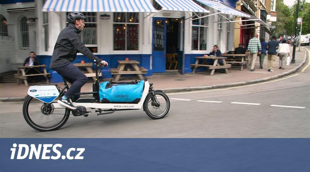 KOMENTÁŘ: Ekoalarmisté plánují konec aut a zásobování Prahy rikšami