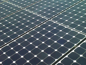 Kapacita nových solárních elektráren v Číně klesla o polovinu