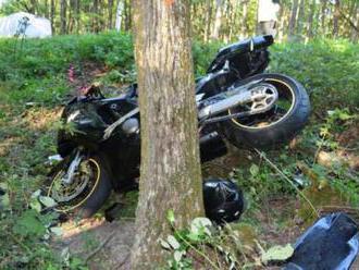 Foto: Motocyklista nezvládol zákrutu a vyletel z cesty, polícia hľadá svedkov nehody