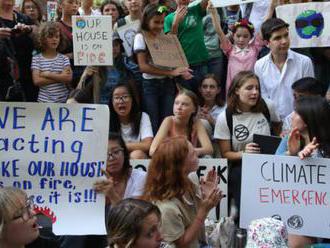 Greta Thunberg a stovky ďalších mladých ekoaktivistov protestovali pred sídlom OSN