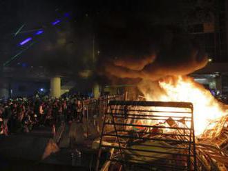 Demonštranti napriek zákazu vyšli do ulíc Hongkongu , po zásahu polície podpálili barikádu