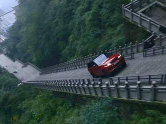 Range Rover ve slavné reklamě vyjel 999 schodů, ale jak se dostal dolů?
