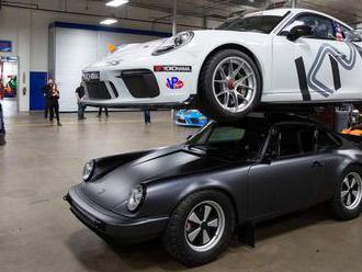 Porsche 911 na kempování je tak robustní, že na své střeše uveze další auto