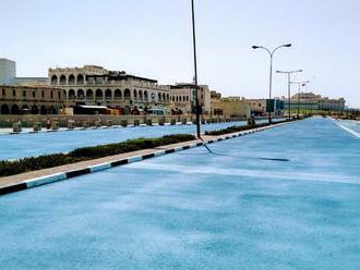 V Kataru začali malovat silnice na modro, jen pro parádu to není