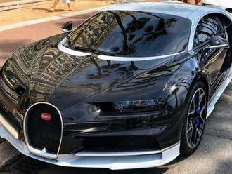 Bohatý šejk si pořídil hned dvě Bugatti v inverzních barvách, vypadají jako pandy