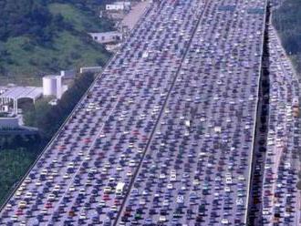 Před 50 léty nastal největší dopravní kolaps dějin, statisíce aut se 4 dny nehnuly o píď