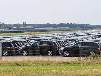Mercedes skladuje na letišti 9 tisíc aut, do prodeje nemůže poslat jediné z nich