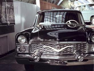 Vzácné fotky ukazují, jak to vypadalo na výstavě aut v SSSR v roce 1961
