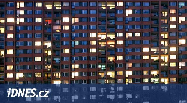 V Ostravě spadl muž z jedenáctého patra výškové budovy, byl na místě mrtvý