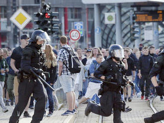 V Chemnitzi sa rok po dobodaní Nemca zišli stovky extrémistov
