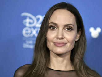 Veď má driek ako Barbie... Angelina Jolie prekvapila krivkami, pozrite na ňu!