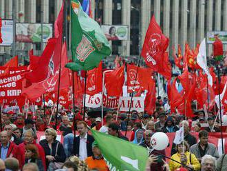 V Moskve protestovali komunisti aj stúpenci opozície
