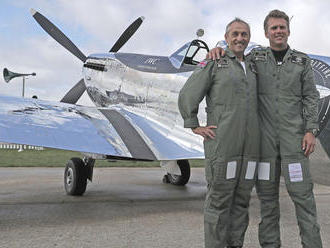 Britskí letci zahájili cestu okolo sveta v stíhačke Spitfire