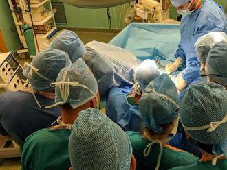 Unikátna operácia v Trnave: Pacientovi s inkontinenciou implantovali špeciálnu pásku