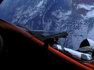 Tesla Roadster so Starmanom za volantom prvýkrát obletel Slnko