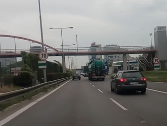 VIDEO: Kľúčová diaľnica v Bratislava je zatvorená. Nový asfalt bude spásou