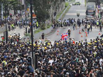 V Hongkongu opäť došlo k zrážke demonštrantov s políciou